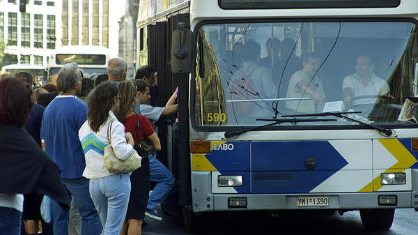 Αστικά Λεωφορεία: Αλλάζει ο τρόπος επιβίβασης και ελέγχου σε 56 γραμμές [λίστα]