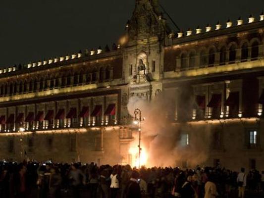 Μεξικό: Διαδηλωτές εισέβαλαν σε κυβερνητικά κτίρια απαιτώντας δικαιοσύνη για τους φοιτητές