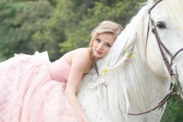 Δανία: 28χρονη δικηγόρος ακτιβίστρια παντρεύτηκε το άλογό της!