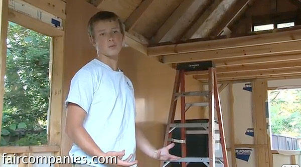 Ο 16χρονος, που δεν θέλει να πληρώσει ποτέ στεγαστικό δάνειο, έφτιαξε μόνος το δικό του σπίτι [βίντεο]