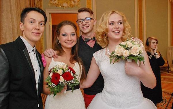Δύο γυναίκες βρήκαν τον τρόπο να παντρευτούν νόμιμα στην ομοφοβική Ρωσία [φωτο]
