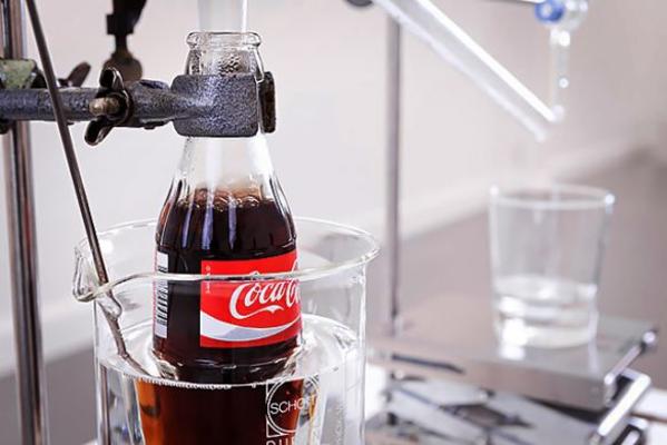 Δανός κατασκεύασε μηχάνημα που μετατρέπει την coca cola σε πόσιμο νερό [βίντεο]