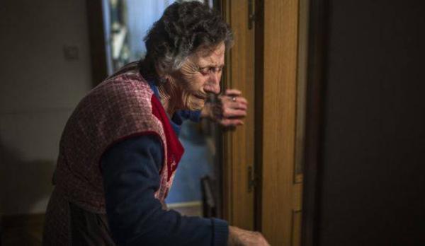 Πέταξαν έξω από το σπίτι της 85χρονη γυναίκα στην Μαδρίτη