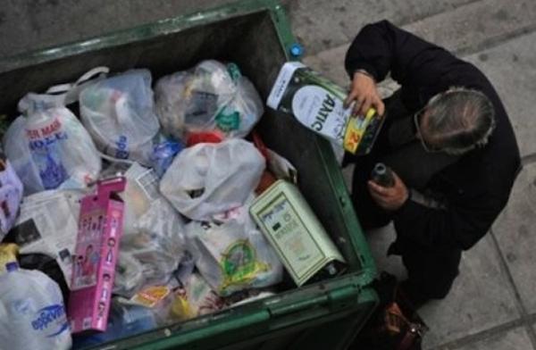 Πάτρα: Ραντίζουν με χλωρίνη τρόφιμα στα σκουπίδια ώστε να μην τα παίρνουν οι άποροι!