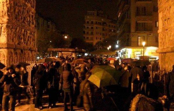 Υπό καταρρακτώδη βροχή η πορεία αλληλεγγύης για το Νίκο Ρωμανό στη Θεσσαλονίκη (ΦΩΤΟ)