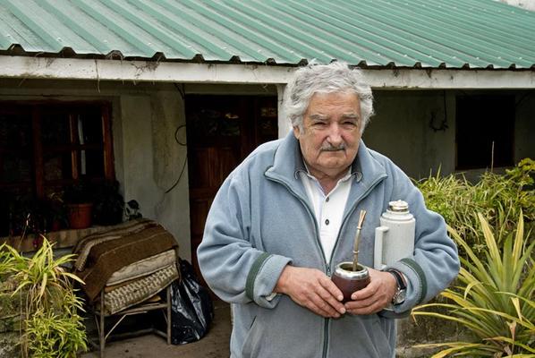 "Είσαι κλέφτης. Έκλεψες την καρδιά των φτωχών, των δίκαιων, των ειλικρινών, των αξιοπρεπών, των ηθικών του πλανήτη. Σε αγαπάμε Jose Mujica»! Του Niko Ago