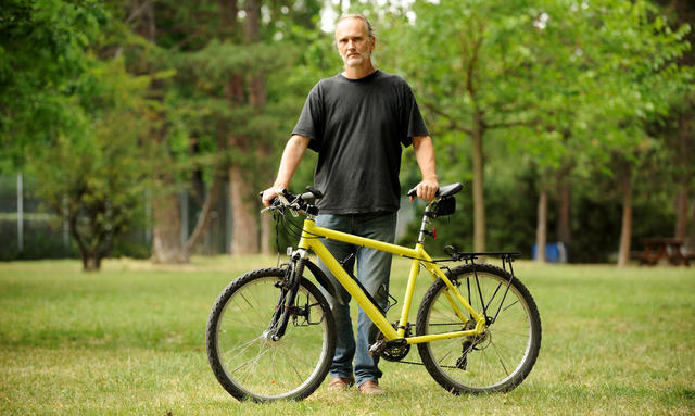 Αυστριακός αρχιτέκτονας ταξίδεψε 4.000 χιλιόμετρα με ποδήλατο, μάζεψε χρήματα και τα παρέδωσε στον Κοινωνικό Χώρο "Παίρνω Αμπάριζα"