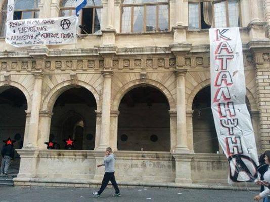 Κρήτη: Κατέλαβαν το Δημαρχείο Ηρακλείου για τον Ρωμανό #NRomanos