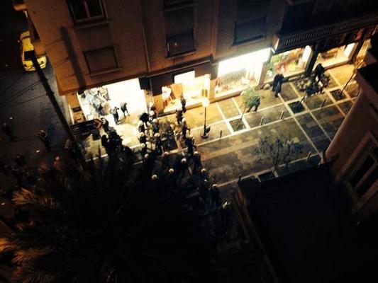 ΦΩΤΟ: Κατάληψη της ΓΣΕΕ. ΜΑΤ βρίσκονται απ' έξω έτοιμα να μπουν ‪#‎NRomanos‬