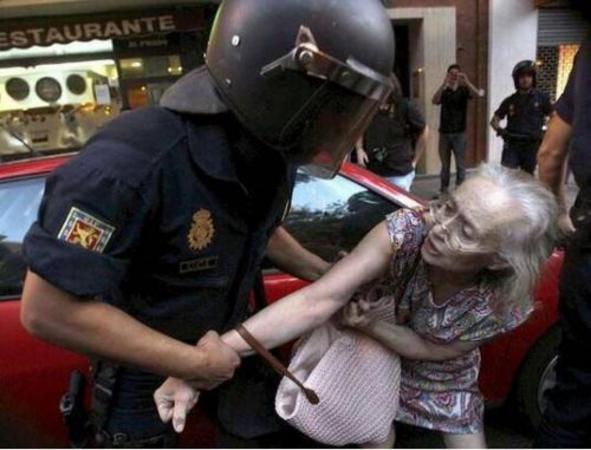 Ισπανία: Ψηφίστηκε ο "Νόμος Φίμωτρο"