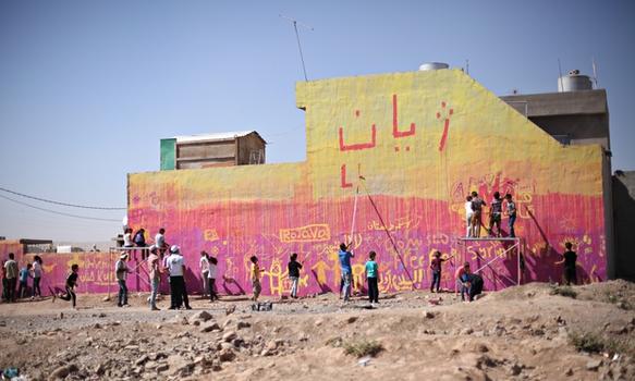 Ζωγραφίζοντας στα προσφυγικά καταφύγια: Colouring it beautiful