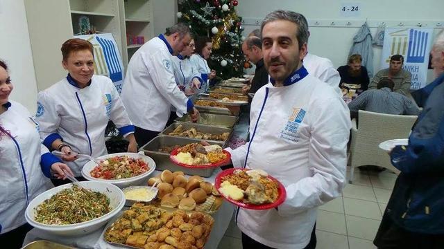 Μέλη της Ελληνικής Ακαδημίας Αρχιμαγείρων - Chefacademy σερβίρουν στο Υπνωτήριο Αστέγων των Γιατρών του Κόσμου