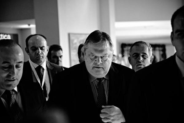 Ένταση και προσαγωγές λίγο πριν την ομιλία Βενιζέλου στην Καβάλα