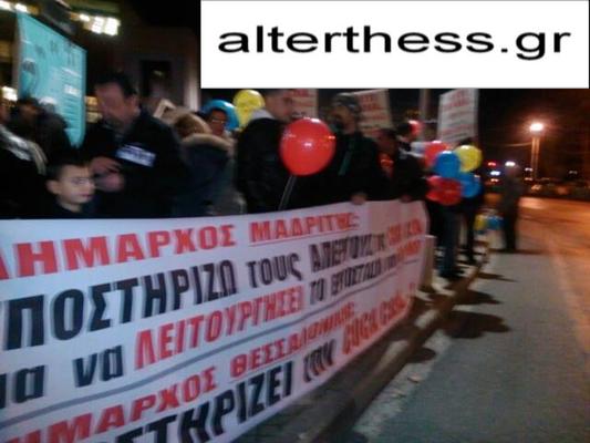 Θεσσαλονίκη: Διαμαρτυρία στο δημαρχείο για το δέντρο που στολίζουν Μπουτάρης και Coca-Cola