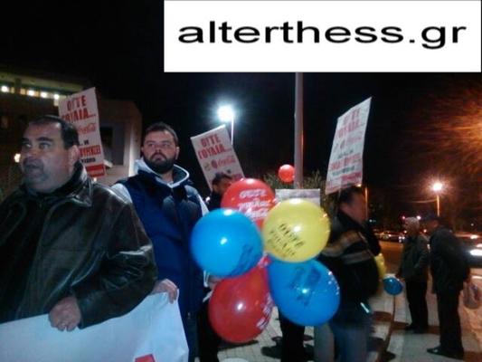 Θεσσαλονίκη: Διαμαρτυρία στο δημαρχείο για το δέντρο που στολίζουν Μπουτάρης και Coca-Cola