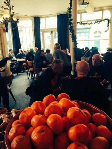 Pub προσφέρει δωρεάν χριστουγεννιάτικο γεύμα σε αστέγους του Λονδίνου
