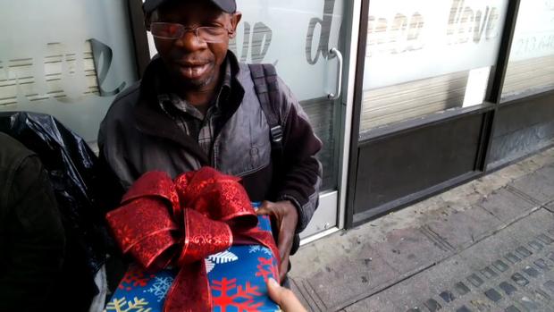 Ένας άνδρας πλησίασε μερικούς άστεγους και αυτό που έκανε προκαλεί δάκρυα (βίντεο)