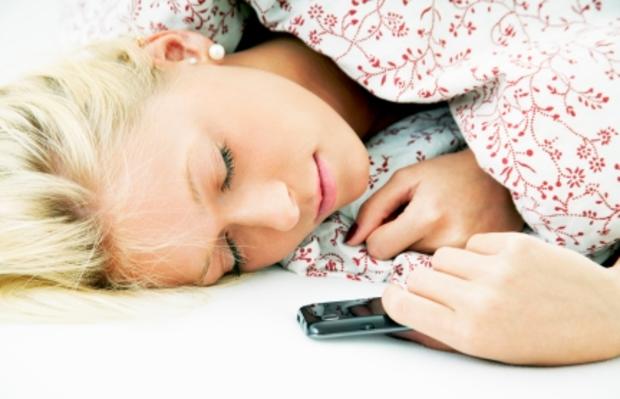 Τι μπορεί να πάθετε αν κοιμάστε με το κινητό δίπλα σας
