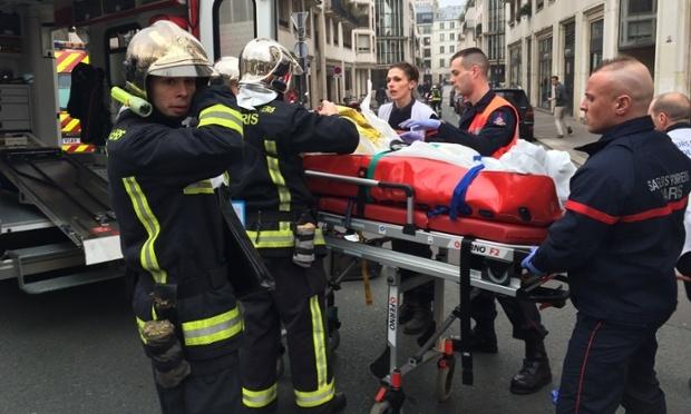 Μακελειό με τουλάχιστον 11 νεκρούς σε σατιρικό περιοδικό στο Παρίσι (βίντεο)