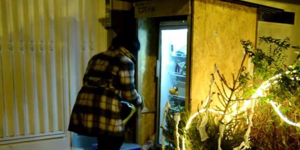 Ένα ψυγείο αλληλεγγύης γεμάτο τρόφιμα για τους άστεγους (βίντεο)