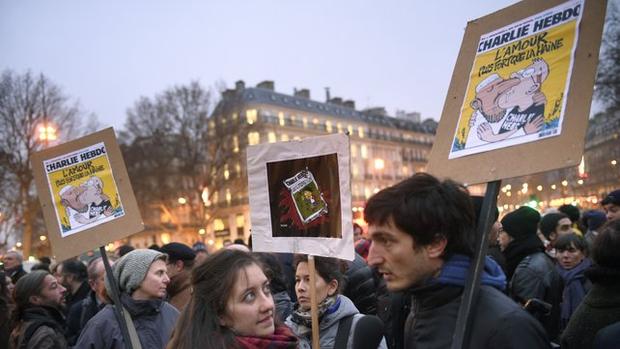 Κατακραυγή: Δεκάδες διαδηλώσεις συμπαράστασης μετά τις δολοφονίες στο Charlie Hebdo