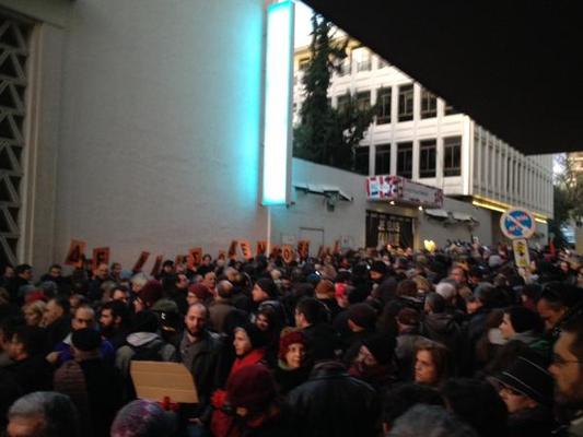 Χιλιάδες κόσμου στη συγκέντρωση συμπαράστασης στο Γαλλικό Ινστιτούτο της Αθήνας για το Charlie Hebdo - ΦΩΤΟ ΒΙΝΤΕΟ