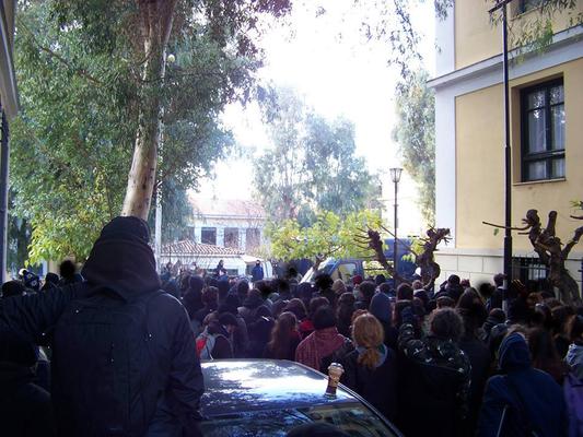 Για κακούργημα οι συλληφθέντες στα Προπύλαια για την επίθεση στα γραφεία της Χρυσής Αυγής - Εικόνες απο Ευελπίδων