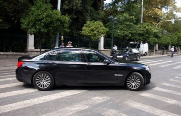 Πουλάνε τα υπουργικά αυτοκίνητα - Στο σφυρί και η πανάκριβη BMW του Βενιζέλου