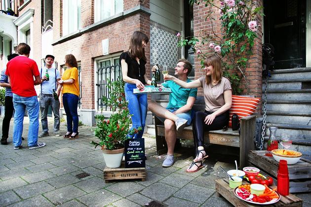 Άμστερνταμ : Η BenchesCollective μετατρέπει τους δρόμους σε ένα τεράστιο καφέ