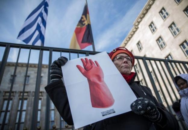 Διαδηλωτές υποδέχθηκαν θερμά τον Βαρουφάκη έξω από το γερμανικό υπουργείο Οικονομικών