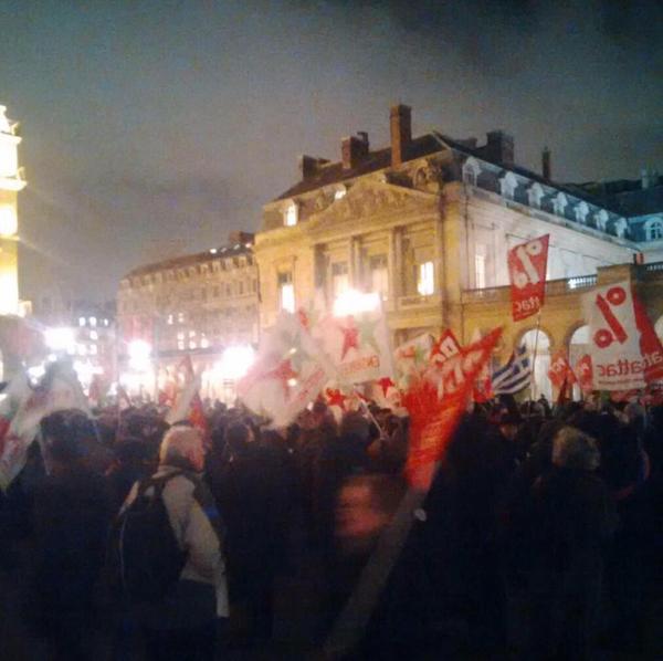 Χιλιάδες διαδηλωτές στο Παρίσι εκδήλωσαν την αλληλεγγύη τους στην Ελλάδα