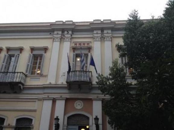Στο δημαρχείο Πάτρας κατέβασαν τη σημαία της Ευρωπαϊκής Ένωσης (εικόνες)