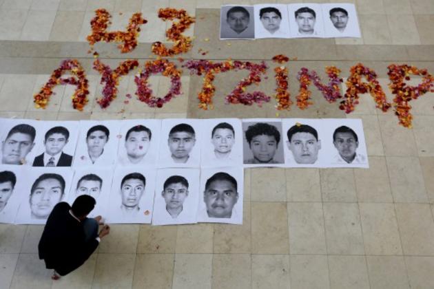 Μεξικό: Ακτιβιστές γδύνονται στην μνήμη των 43 δολοφονημένων φοιτητών