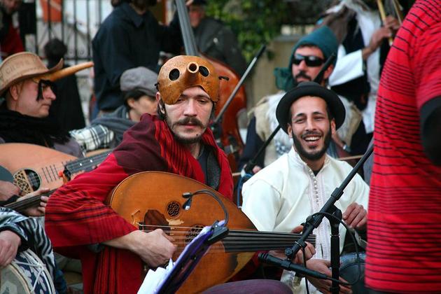 Ενας κόσμος "ανάποδα"! Στο Καρναβάλι της Σπλάντζιας, στην παλιά πόλη των Χανίων. ΦΩΤΟ