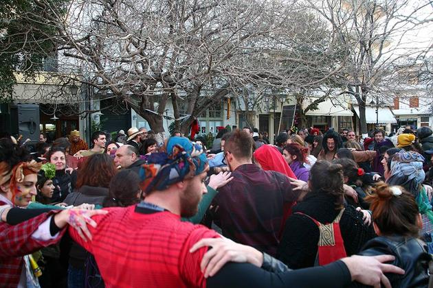 Ενας κόσμος "ανάποδα"! Στο Καρναβάλι της Σπλάντζιας, στην παλιά πόλη των Χανίων. ΦΩΤΟ