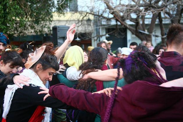 Ενας κόσμος "ανάποδα"! Στο Καρναβάλι της Σπλάντζιας, στην παλιά πόλη των Χανίων. ΦΩΤΟ