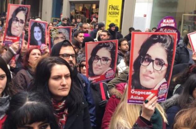 Στους δρόμους χιλιάδες γυναίκες: Οργή στην Τουρκία για την άγρια δολοφονία 20χρονης φοιτήτριας Ψυχολογίας Οτζεκάν Ασλάν