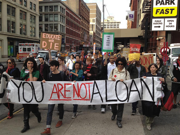 Κίνημα ενάντια στο φοιτητικό χρέος Genesis στις ΗΠΑ - Democracy Now: «Χρειαζόμαστε ακύρωση χρεών για το 99%»