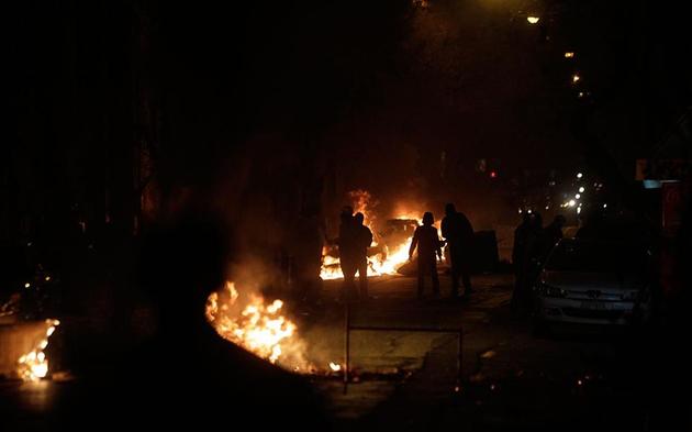 Επεισόδια στο κέντρο της Αθήνας, μολότοφ δακρυγόνα, βομβίδες κρότου-λάμψης