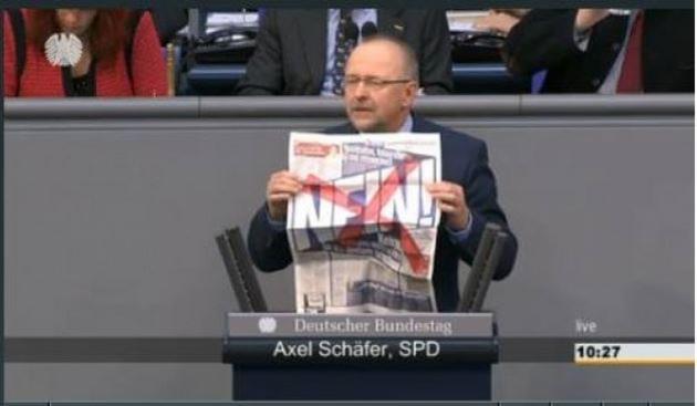 Γερμανός βουλευτής του SPD με πλακάτ κατά της Bild στην Bundestag