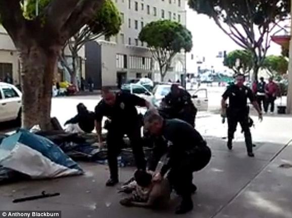 Αστυνομικοί σκοτώνουν άστεγο (σκληρό βίντεο)