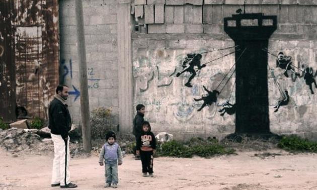Λωρίδα της Γάζας: πώς παίζουν τα παιδιά με την ιπτάμενη κούνια στην “μεγαλύτερη ανοιχτή φυλακή του κόσμου”;