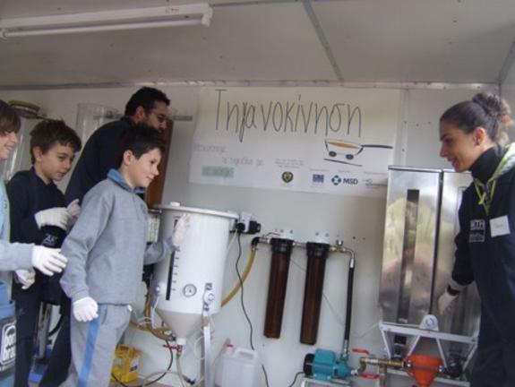 Τηγανοκίνηση: μετατρέπουν ένα βλαβερό απόβλητο σε καύσιμο και δίνουν δουλειά σε άνεργους επιστήμονες