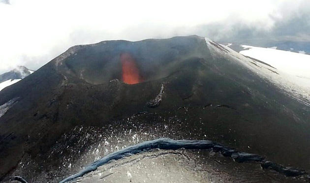 2 συγκλονιστικά βίντεο απο την έκρηξη του ηφαιστείου Βιγιαρίκα στη Χιλή