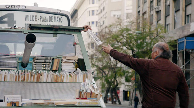 Το τανκ που μοιράζει δωρεάν βιβλία! (εικόνες - βίντεο)