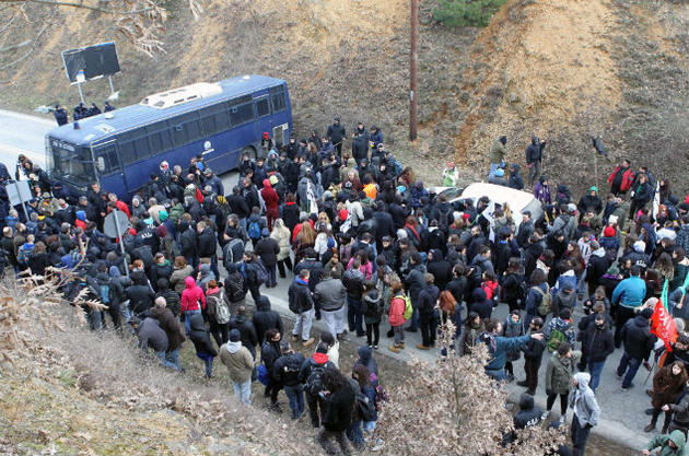Ξεκινούν οι εργασίες υλοτομίας στις Σκουριές - κρίθηκε τελικά νόμιμη η άδεια υλοτομίας των μεταλλείων, η οποία είχε ανακληθεί αιφνιδιαστικά Ξεκινούν οι εργασίες υλοτομίας στις Σκουριές - κρίθηκε τελικά νόμιμη η άδεια υλοτομίας των μεταλλείων, η οποία είχε ανακληθεί αιφνιδιαστικά