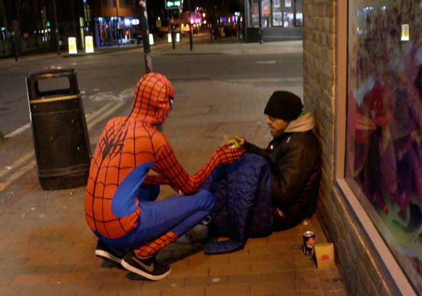 Ο 20χρονος που τα βράδια ντύνεται Spiderman και προσφέρει φαγητό σε άστεγους (βίντεο)