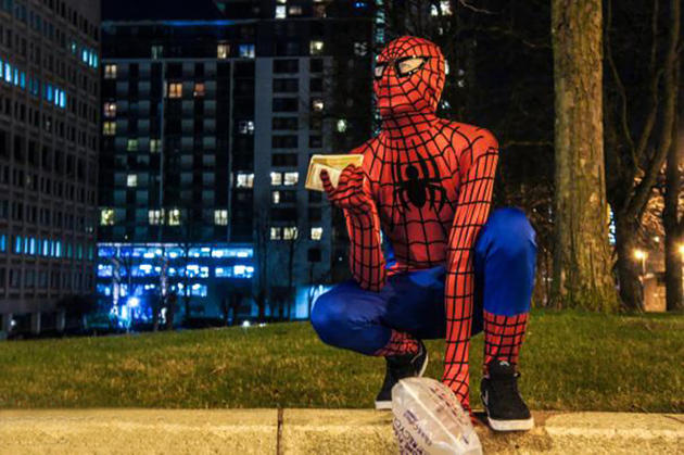 Ο 20χρονος που τα βράδια ντύνεται Spiderman και προσφέρει φαγητό σε άστεγους (βίντεο)