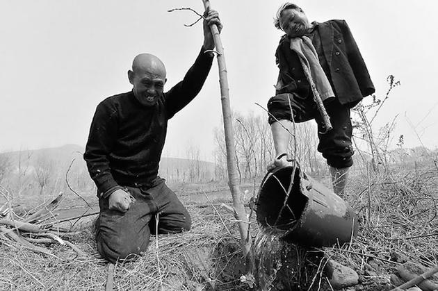 Η ιστορία του τυφλού άνδρα και ενός φίλου του χωρίς χέρια, που φύτεψαν μαζί 10.000 δέντρα για να σώσουν το χωριό τους! (φωτο)