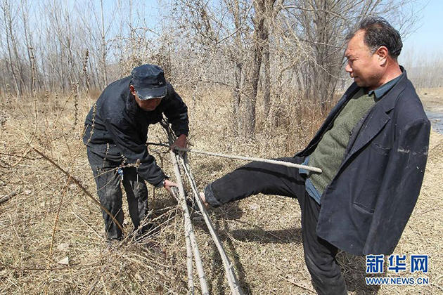 Η ιστορία του τυφλού άνδρα και ενός φίλου του χωρίς χέρια, που φύτεψαν μαζί 10.000 δέντρα για να σώσουν το χωριό τους! (φωτο)